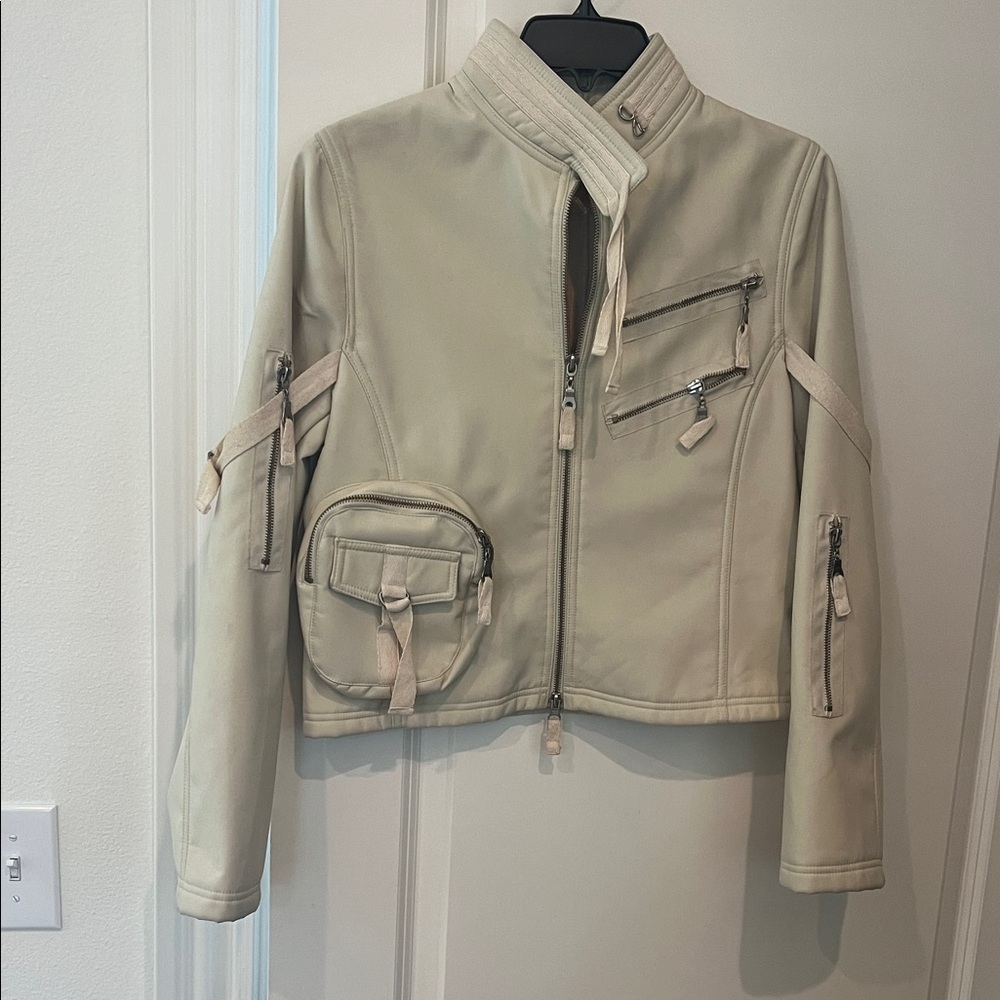 Cream Utility Jacket with Versatile Design